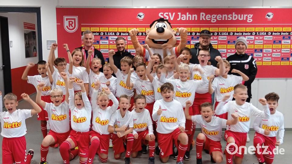 Unter den Einlaufkindern sind auch die Kinder aus Altenstadt und Parkstein dabei. Sie tragen das Trikot des SSV Jahn Regensburg. Bild: Matthias Trescher/exb