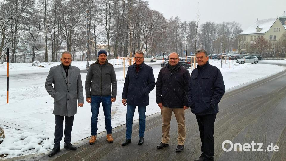 Landrat Roland Grillmeier, Johannes Menner (Bauverantwortlicher Landratsamt), Bürgermeister Franz Stahl, Wolfgang Fenzl (Leiter Hauptverwaltung Landratsamt) und Walter Brucker (Pressesprecher Landratsamt, von links) besichtigten den neuen Parkplatz. Bild: Fabian Polster/exb