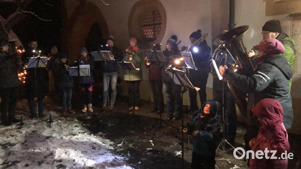 Adventsansingen in Mantel: Beim evangelischen Posaunenchor spielen auch zwei Nachwuchsbläser mit. Bild: sei