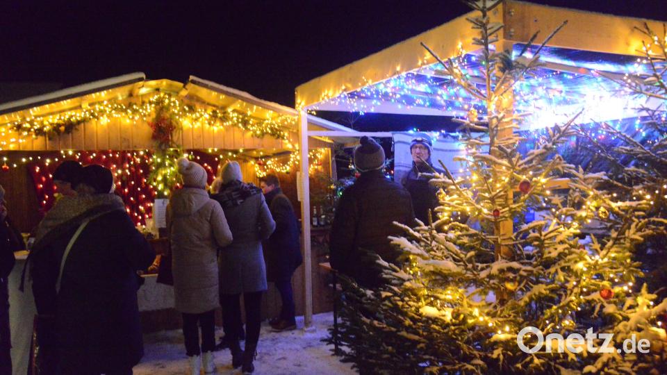 Die Verkaufsstände bei der Vulkanweihnacht waren alle weihnachtlich geschmückt. Bild: bey