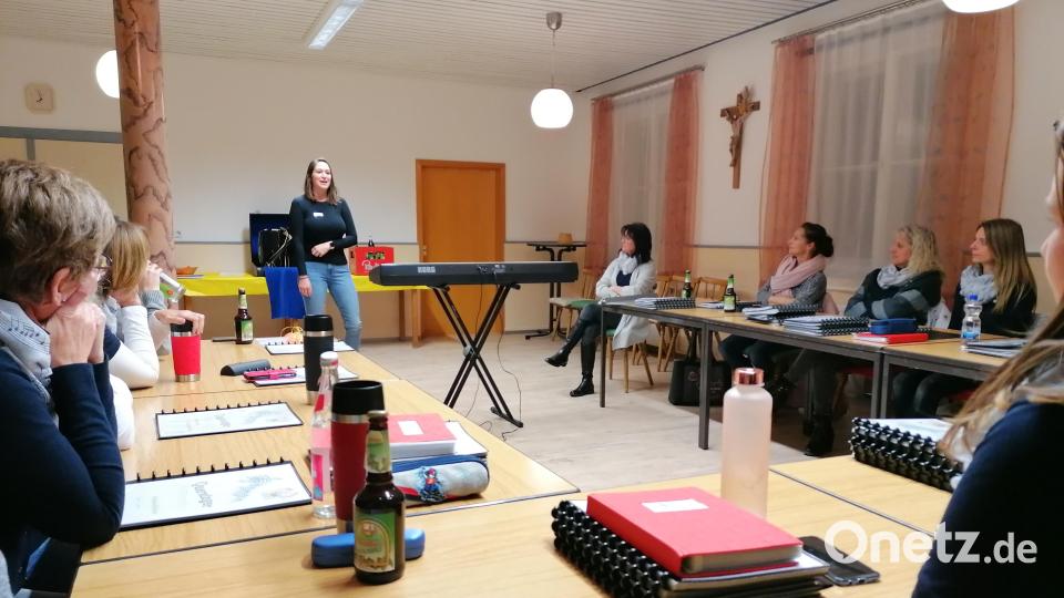 Aufmerksam verfolgten die Chordamen die Darstellungen von Ilona Kropf, die Einblicke in die Arbeit des Hospizzentrums gab. Bild: vsr