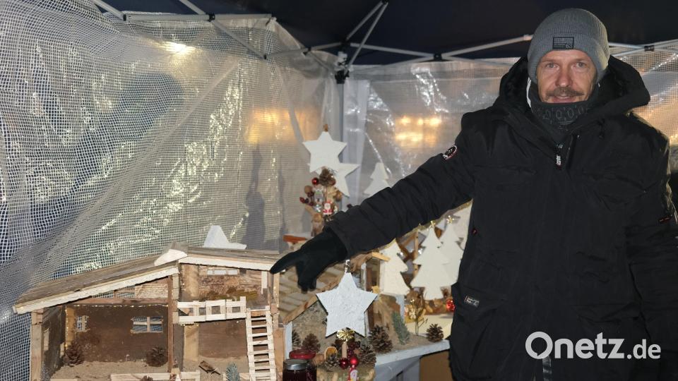 Reinhold König stellt Krippen, Holzlaternen und Adventsgestecke aus. Bild: Hirsch