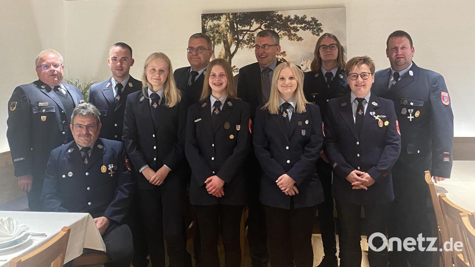 Ehrungen und Neuwahlen standen bei der Feuerwehr Griesbach an. Bild: Katharina Schöner/exb