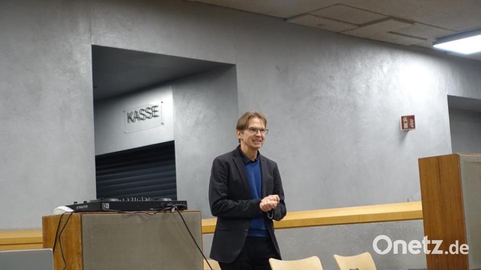 Professor Ralf Ringler gibt einen Einblick in die Physik Bild: Ferdinand Leinenbach/exb