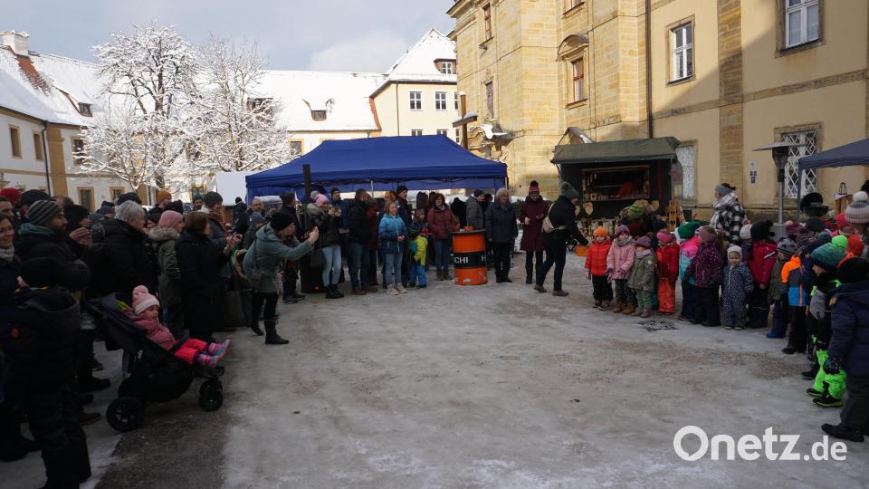 Die Kinder des Kindergartens St. Jakob eröffneten den Klosteradvent in Ensdorf. Bild: tra