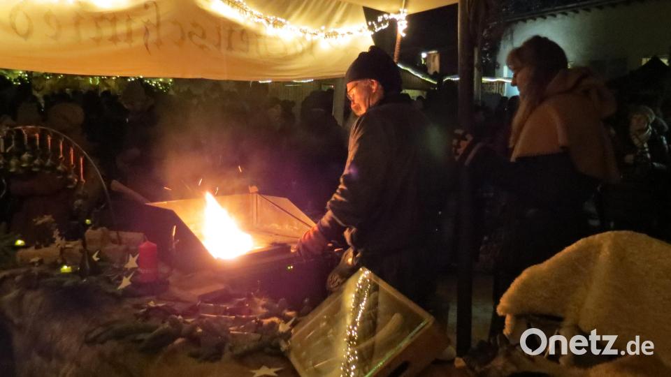 Ein Schmied präsentiert sein traditionelles Handwerk. Bild: tja