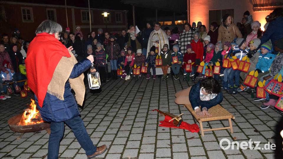 Ihren Abschluss findet die Martinsfeier auf dem Kirchplatz. Bild: gi