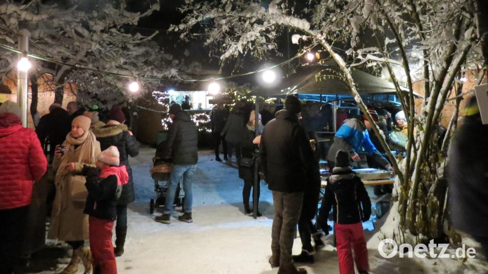 Viele Besucher kommen zum Adventsmarkt in Altendorf. Bild: tja
