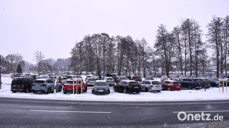Die Bauarbeiten beim Fischhofpark-Parkplatz gegenüber des Landratsamtes sind abgeschlossen. Er wurde bereits am ersten Adventswochenende zum Tirschenreuther Weihnachtsmarkt rege von Besuchern genutzt. Bild: ubb