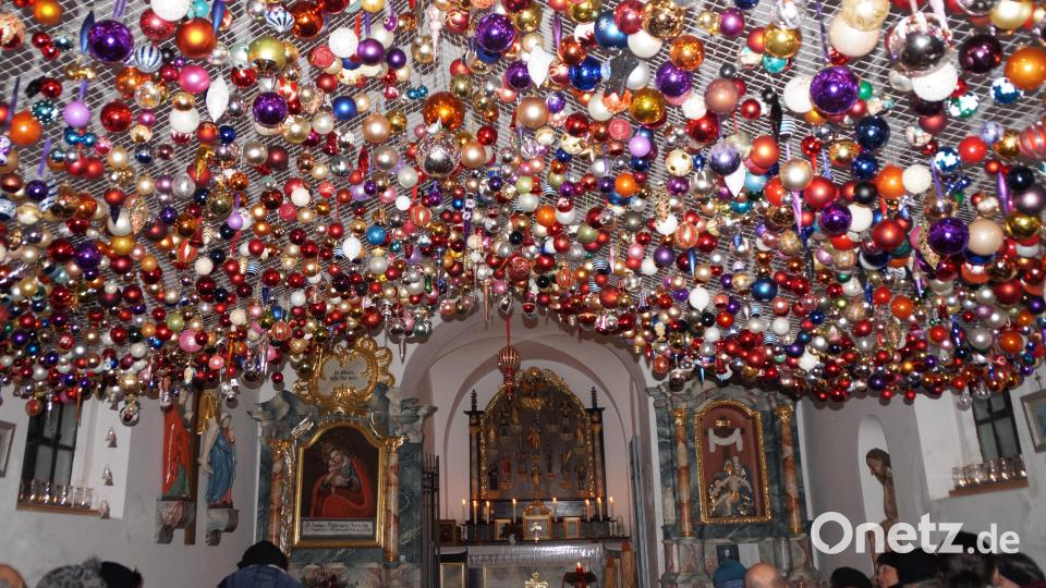 Den Himmel voller Kugeln können Besucher in der Kapelle Vierzehn Nothelfer bis zum 7. Januar bewundern. Bild: wel