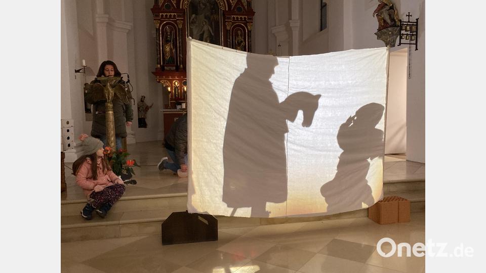 Die Vorschulkinder führen die Geschichte des Heiligen Martin als Schattenspiel auf, Anita Wittmann fungiert als Erzählerin. Bild: sl