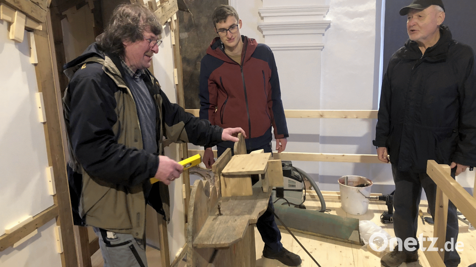 Auf Seite 202 in Band 31 von &quot;Wir am Steinwald&quot; erinnert Autor Norbert Reger (rechts) auch an den im Mai 2023 verstorbenen Ebnather Schnitzkünstler Gerhard Schinner (links). Das Foto entstand bei den Aufbauarbeiten des Heiligen Grabes wenige Tage vor Ostern 2023. Archivbild: wro