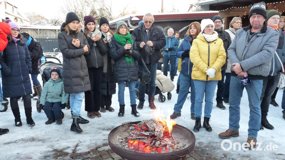 Bei frostigen Temperaturen scharten sich die Besucher gerne um die Feuerschalen. Bild: rlö