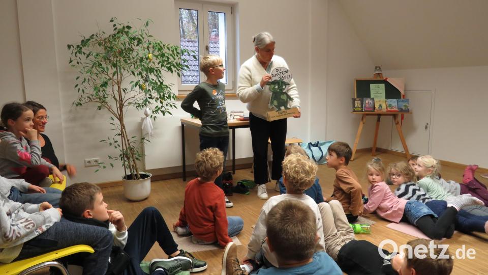 Mit der Geschichte der Krumpflinge unterhält die Autorin Annette Roeder die Kinder. Bild: exb