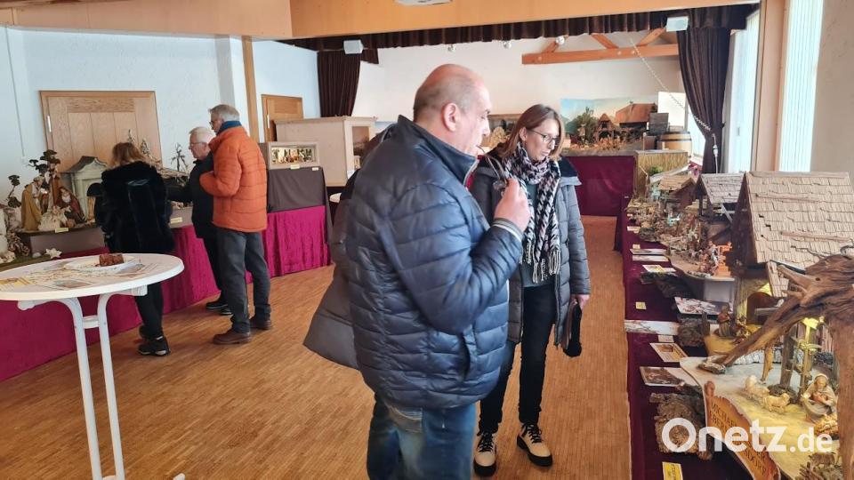 Michael Elsner mit Besuchern, die seine Krippen bewundern. Im Hintergrund erklärt Pfarrer Josef Beer i.R. Interessierten die Krippen seiner Haushälterin Elisabeth Vogl. Bild: wec