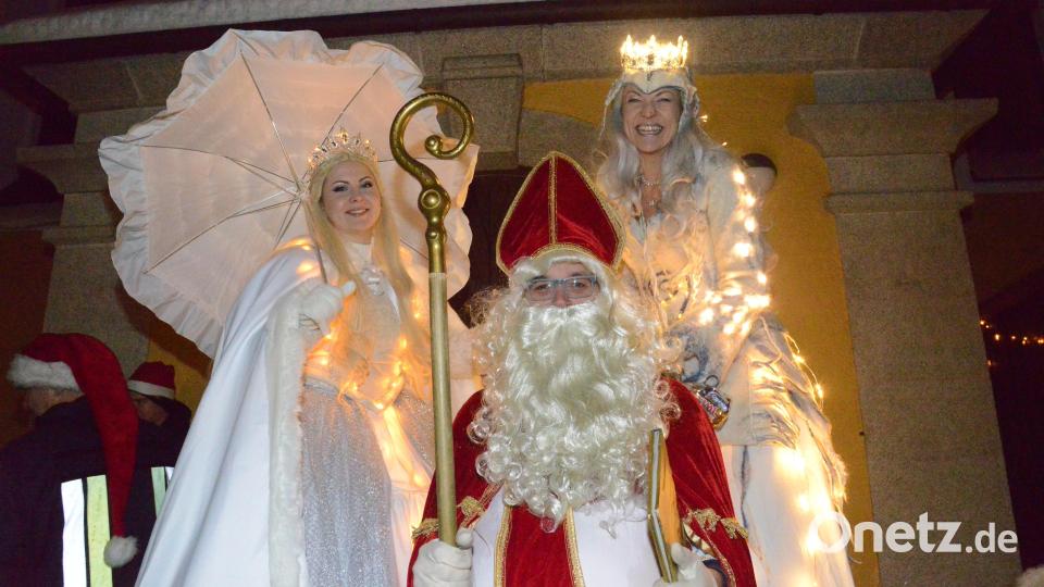 St. Nikolaus, die Eisprinzessin und die Eiskönigin boten für viele ein schönes Fotomotiv. Bild: bey