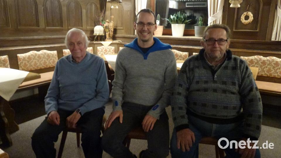 Nach 49 Jahren an der Spitze des SC Altglashütte gibt Walter Frank den Vorstandsposten an Fabian Schöberl (von links) ab. Auch Geschäftsführer Horst Schuller tritt zurück. Bild: Siegfried Walter/exb