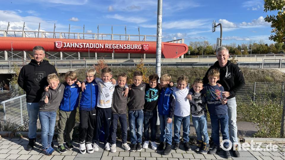 Ein großer Tag für die Parksteiner Fußballkinder im Regensburger Stadion. Bild: Matthias Trescher/exb