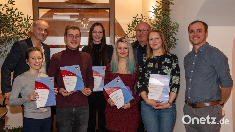 Für ihre aktive Mitarbeit im Musikzug beziehungsweise aktives Musizieren wurden mit den NBNB-Ehrennadeln ausgezeichnet ( vorne, von links): Maria Mader (Silber), Sebastian Dorfner (Bronze), Nadine Treutel (Gold), Katharina Stein (Silber) und Vorstand Maximilian Stein. Bild: u
