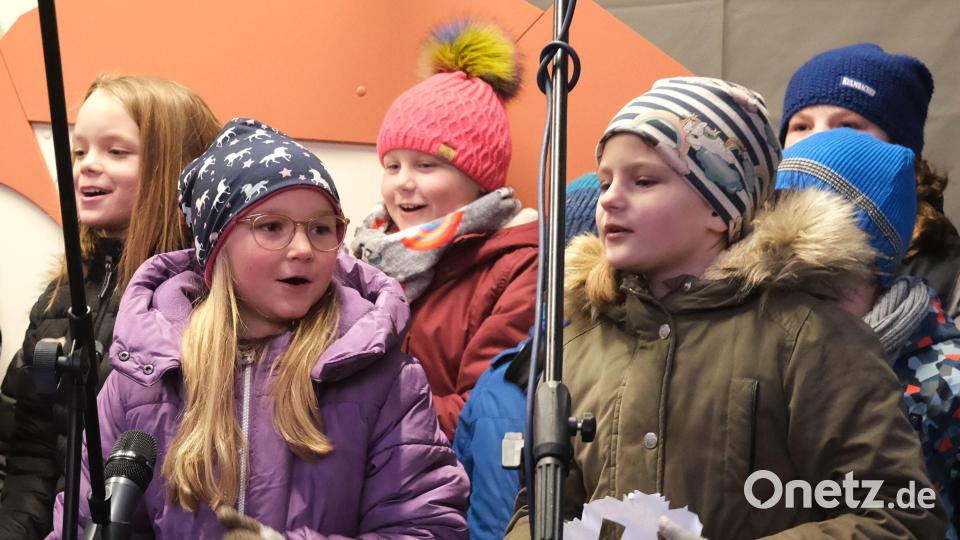 Die Kinder der Grundschule Wernberg begrüßen die Besucher mit einem Schneeflocken-Lied. Bild: Hirsch