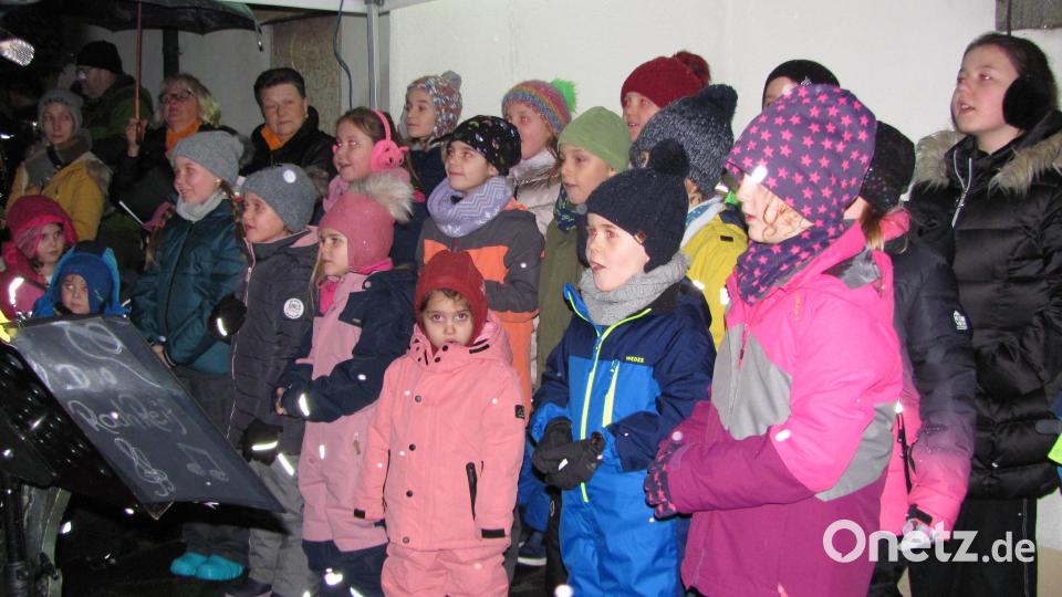 Mit einer kleinen Kerze kündigte der Kinderchor unter Leitung von Susanne Hausmann den ersten Advent an. Bei zwei weiteren Liedern wurden die Kinder noch vom Singkreis unter Leitung von Susanne stark unterstützt. Bild: sei