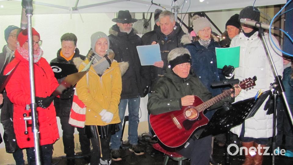 Die Kolping-Singers unter Leitung von Gisela Reil sorgten mit schwungvollen Liedern für vorweihnachtliche Stimmung. Bild: sei