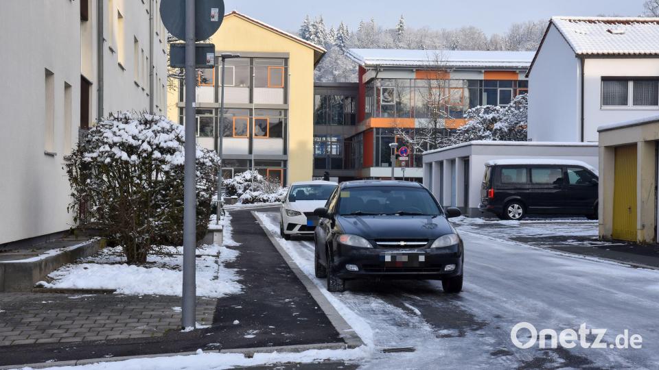 Beim CSU-Ortstermin mit Vertretern der Stadtverwaltung ging es im Schneetreiben in der Brixener Straße um zu viele parkende Autos und zu wenig Raum für spielende Kinder.. Bild: Stephan Huber