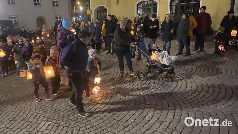 Stolz tragen die Kinder ihre bunten Laternen. Viele Besucher schauen sich den Martinszug an. Bild: Josef Glas