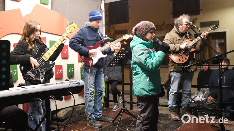Die Sing- und Musikschule Pfreimd stimmt mit ihren Liedern auf die Adventszeit ein. Bild: Hirsch