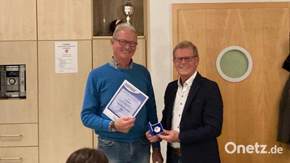 Josef Maier erhielt die Ehrenmedaille des BLSV in Silber aus den Händen des scheidenden Vorsitzenden Josef Zeitler (von links) Bild: Sportverein Wildenau/exb