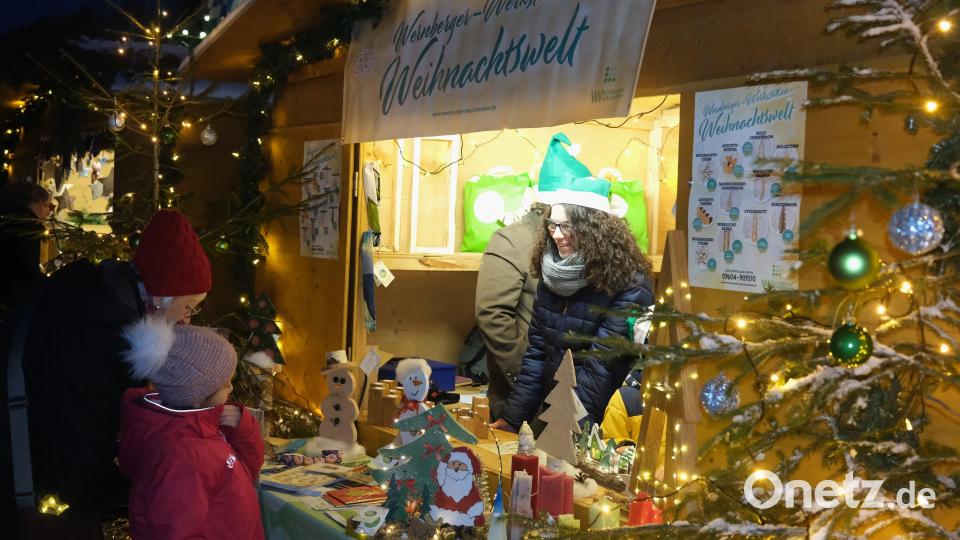 Die &quot;Wernberger Werkstätten&quot; haben ihren Stand festlich geschmückt und bieten Dekoartikel aus Holz an. Bild: Hirsch