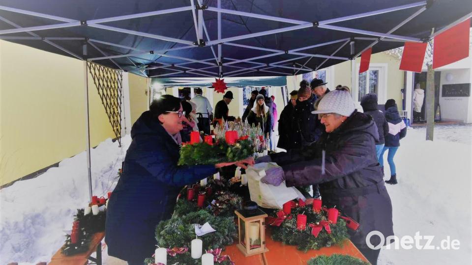 Lediglich sechs von 55 handgefertigten Adventskränze blieben am Stand von Agnes Härtl übrig. Bild: gz