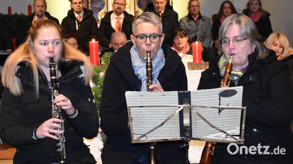 Kristina Stauber (von links), Catharina Stoll-Graml und Johanna Rubenbauer spielen adventliche Lieder auf der Klarinette. Bild: rgr