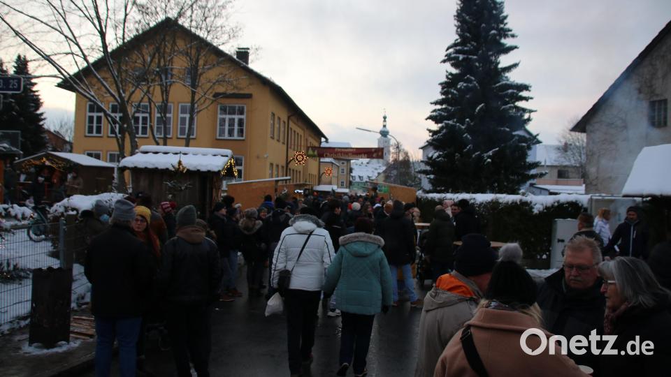 Die Kälte schreckte die Besucher nicht ab. Hunderte besuchten den 31. Pressather Christkindlsmarkt. Bild: sne