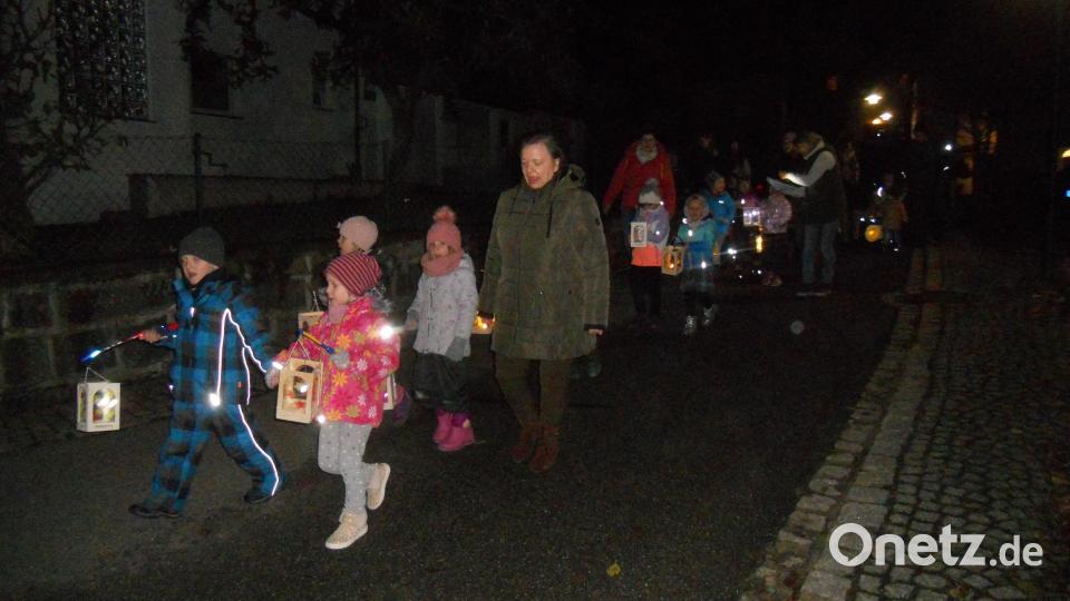 Die Flossenbürger Kinder zogen zu St. Martin durch den Ort. Bild: jba