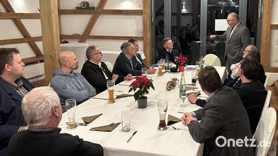 Professor Peter Schmieder (stehend) erläuterte rund dreißig Gästen aus Politik und Wirtschaft, darunter der Landtagsvizepräsident Tobias Reiß, MU-Kreisvorsitzender Leonhard Zintl, Landrat Roland Grillmeier, Bürgermeister Roman Schäffler oder auch dem Wirtschaftsförderer Anton Kunz die Idee des neuen Technologietransferzentrums, dass in Kemnath geplant ist. Bild: mez