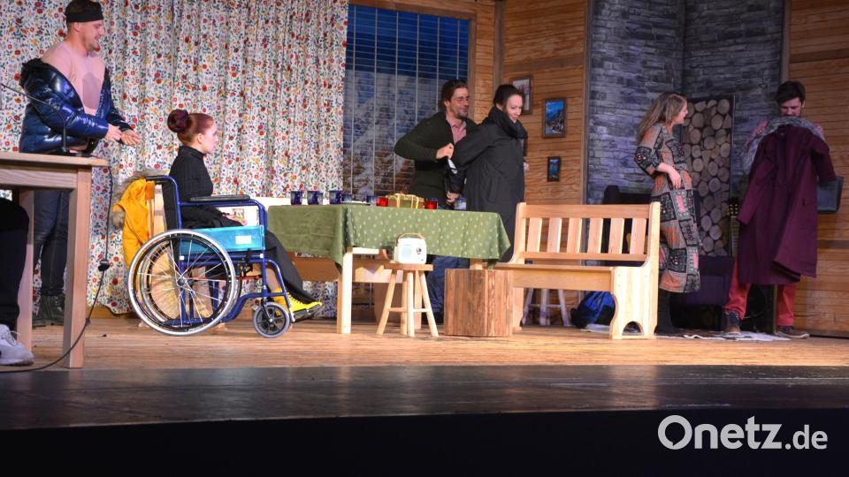 Zwei Stunden beste Unterhaltung boten die zehn Schauspieler der Theatergastspiele Fürth im Tirschenreuther Kettelerhaus. Beim Alpenkrimi in den schneeverschneiten Bergen hatte Kommissar Jennerwein jede Menge zu tun, bis der Fall gelöst war. Die Zuschauer dankten mit viel Applaus. Bild: jr