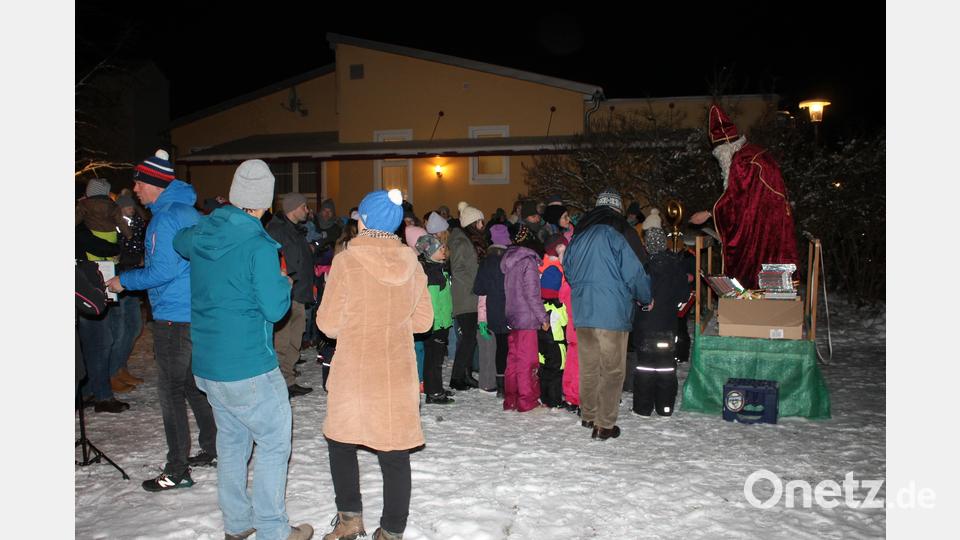 Kein Christbaumfest ohne Nikolaus: Wie stets zeigte sich der heilige Kinderfreund wieder spendabel. Bild: bjp