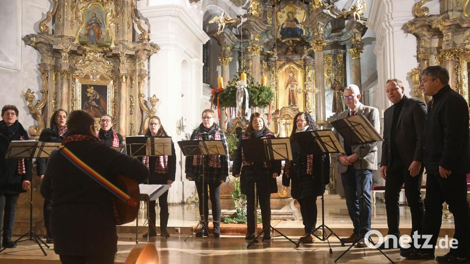 Das Vokalensemble &quot;CantArt&quot; stimmt die Besucher des Benefizkonzertes in St. Felix mit einem abwechslungsreichen Programm auf die Adventszeit ein. Organisiert hat die Veranstaltung der Rotary-Club Weiden Max-Reger. Bild: Gabi Schönberger