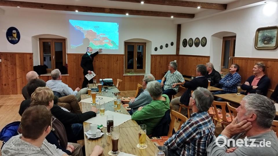 Generalmajor Norbert Wagner beim sicherheitspolitischen Vortrag in Thanstein. Bild: Dirscherl/exb