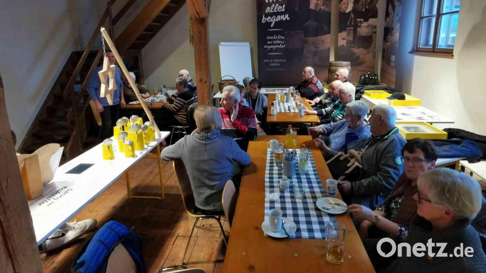 Die Teilnehmer am Stammtisch wurden mit Kuchen und Getränken bewirtet. Bild: gz