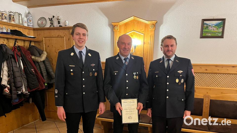 Hans Danhauser (Mitte) wird für 40 Jahre Feuerwehrdienst und 30 Jahre als Fahnenjunker geehrt von Kommandant Markus Guttenberger (links) und Vorsitzendem Gerd Pürner (rechts) geehrt. Bild: lei