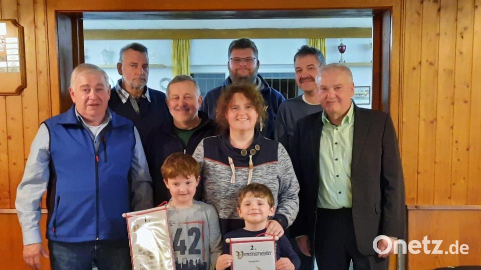 Die Vereinsmeister Kaninchen mit Vorsitzendem Helmut Kopp (von links), Wolfgang Liedl, Friedrich Kohr, Gabi Schraml-Pöllmann, Mathias Glaser, Siegbert Rauch und Bürgermeister Günter Kopp. Bild: ak