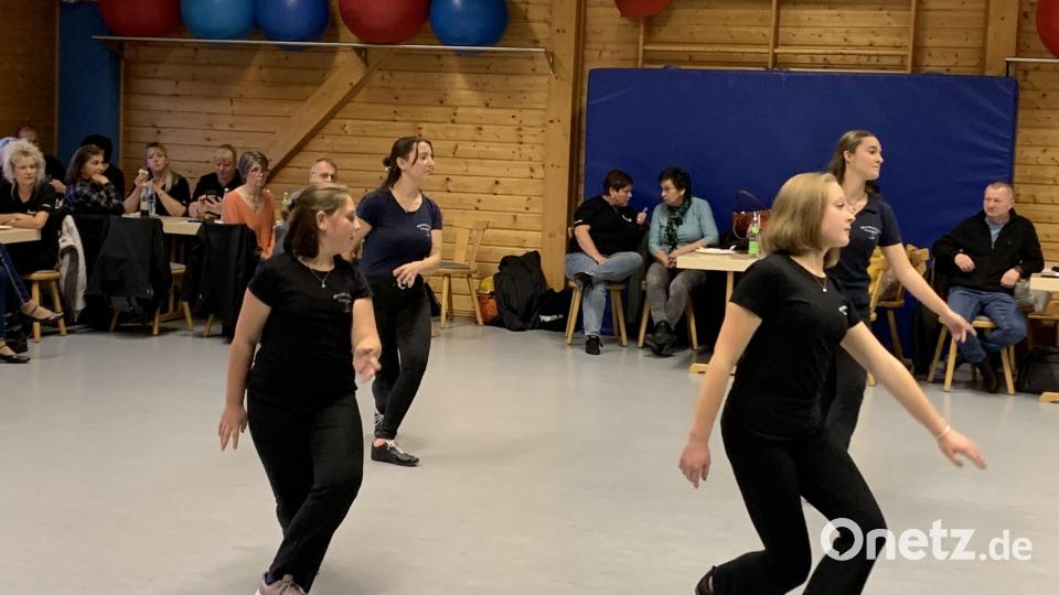 Tänzerinnen der Ursulapoppenrichter Newmill-Liners jeweils bei einem Prüfungstanz Bild: Katja Stiegler/exb