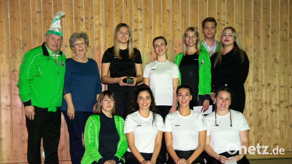 Präsident Michael Welnhofer (hinten von links) und AWO-Beisitzerin Juane Demleitner sind stolz auf ein engagiertes Helferteam: Lena Borowski, Sari Lenhardt, Simone Welnhofer, Nikolai und Stella Welnhofer, (vorne von links) 
Carola Zankl, Laura Saglik, Antonia Lang und Christine Grundler. Bild: Welnhofer/exb