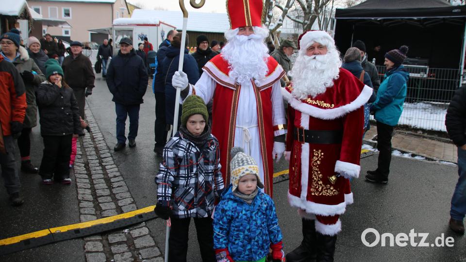 Ganz geheuer scheinen den beiden Jungen Nikolaus und Santa Clause nicht zu sein. Bild: sne