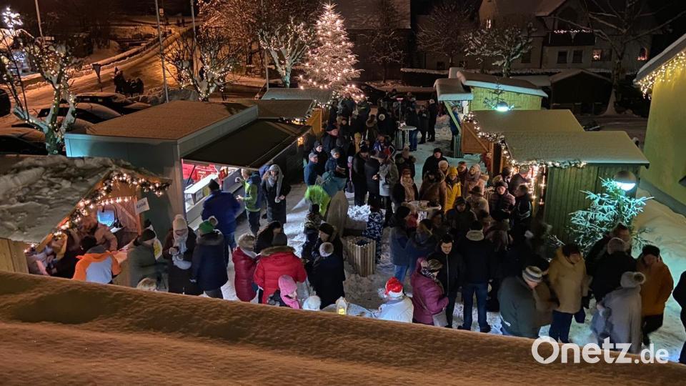 Viele Gäste kamen zur Eröffnung des Mehlmeiseler Weihnachtsmarkts. Bild: Richard Ehlich/exb