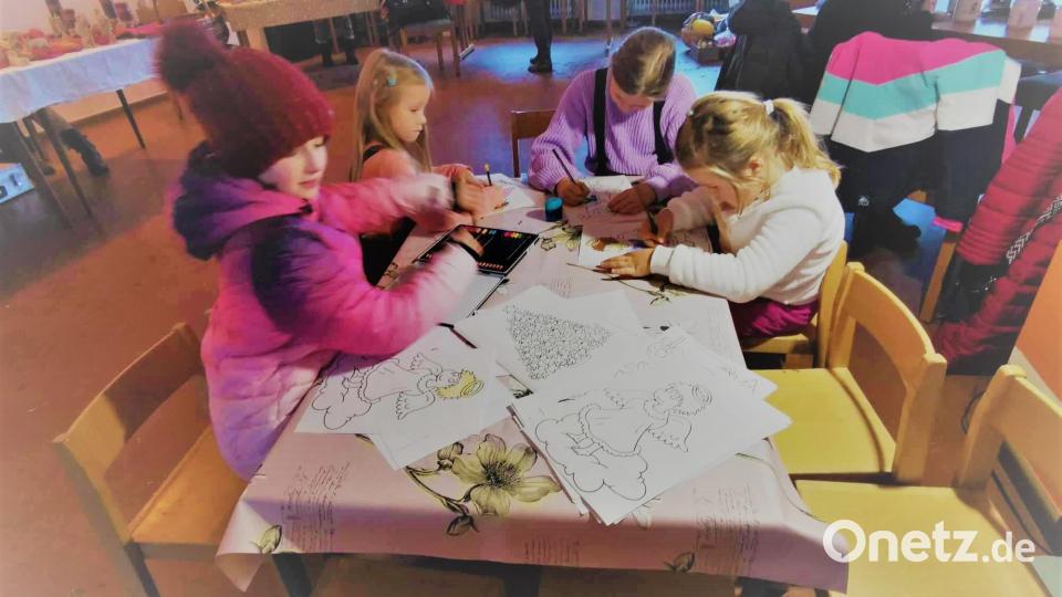 Die Kinder beschäftigten sich mit Ausmalen von Vorlagen. Bild: gz