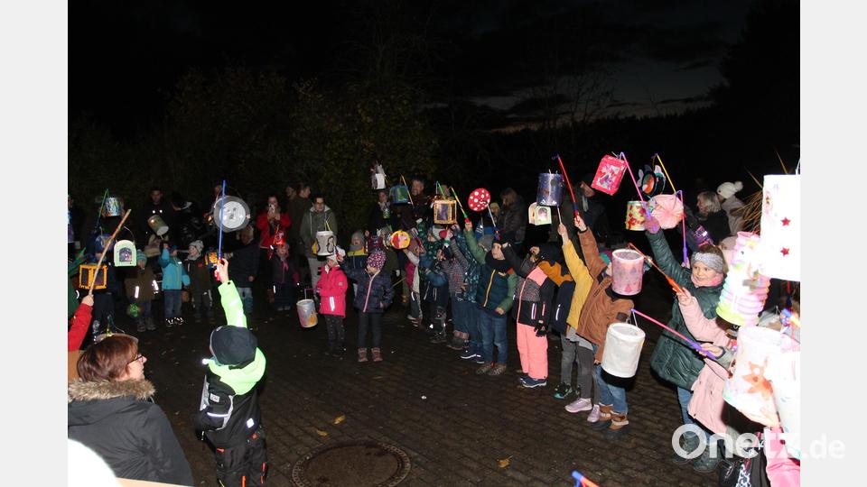 &quot;Laterne, Laterne, Sonne, Mond und Sterne&quot; erklingt es beim Zug zum Kinderhaus immer wieder. Bild: pi