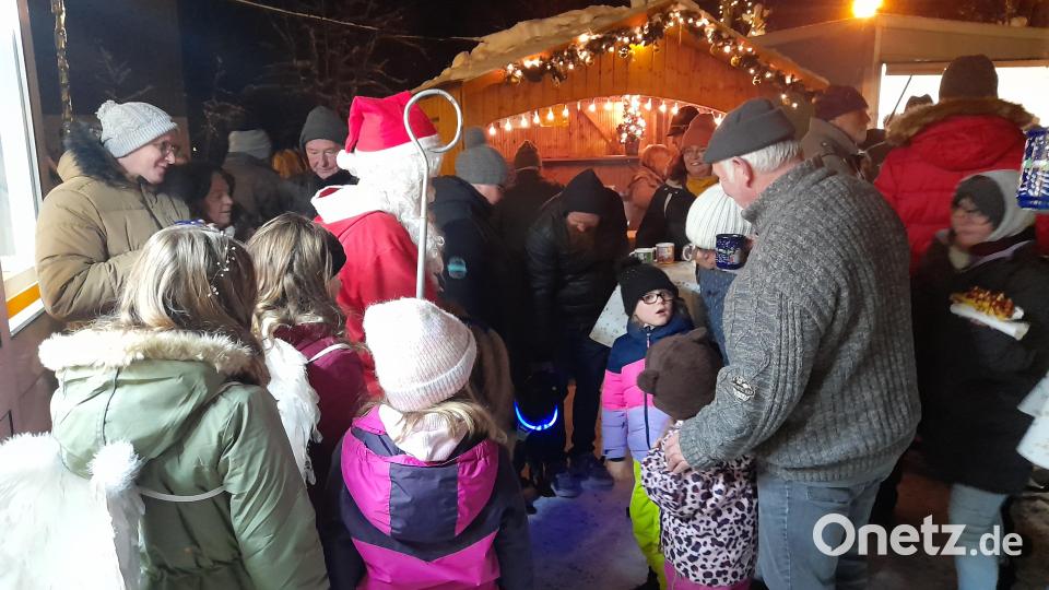 Viele Gäste kamen zur Eröffnung des Mehlmeiseler Weihnachtsmarkts. Auch der Nikolaus schaute vorbei. Bild: Richard Ehlich/exb